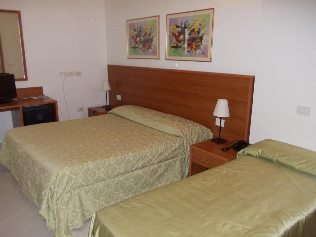 Hotel Solaria Роди Гарганико Стая снимка