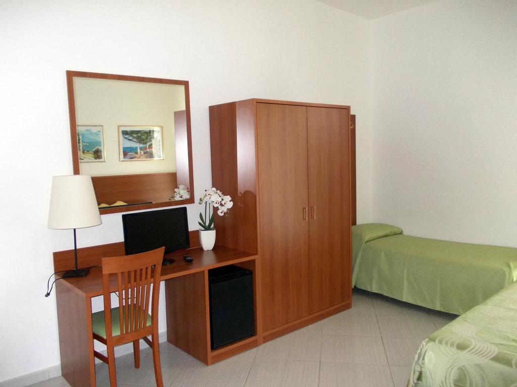 Hotel Solaria Роди Гарганико Стая снимка