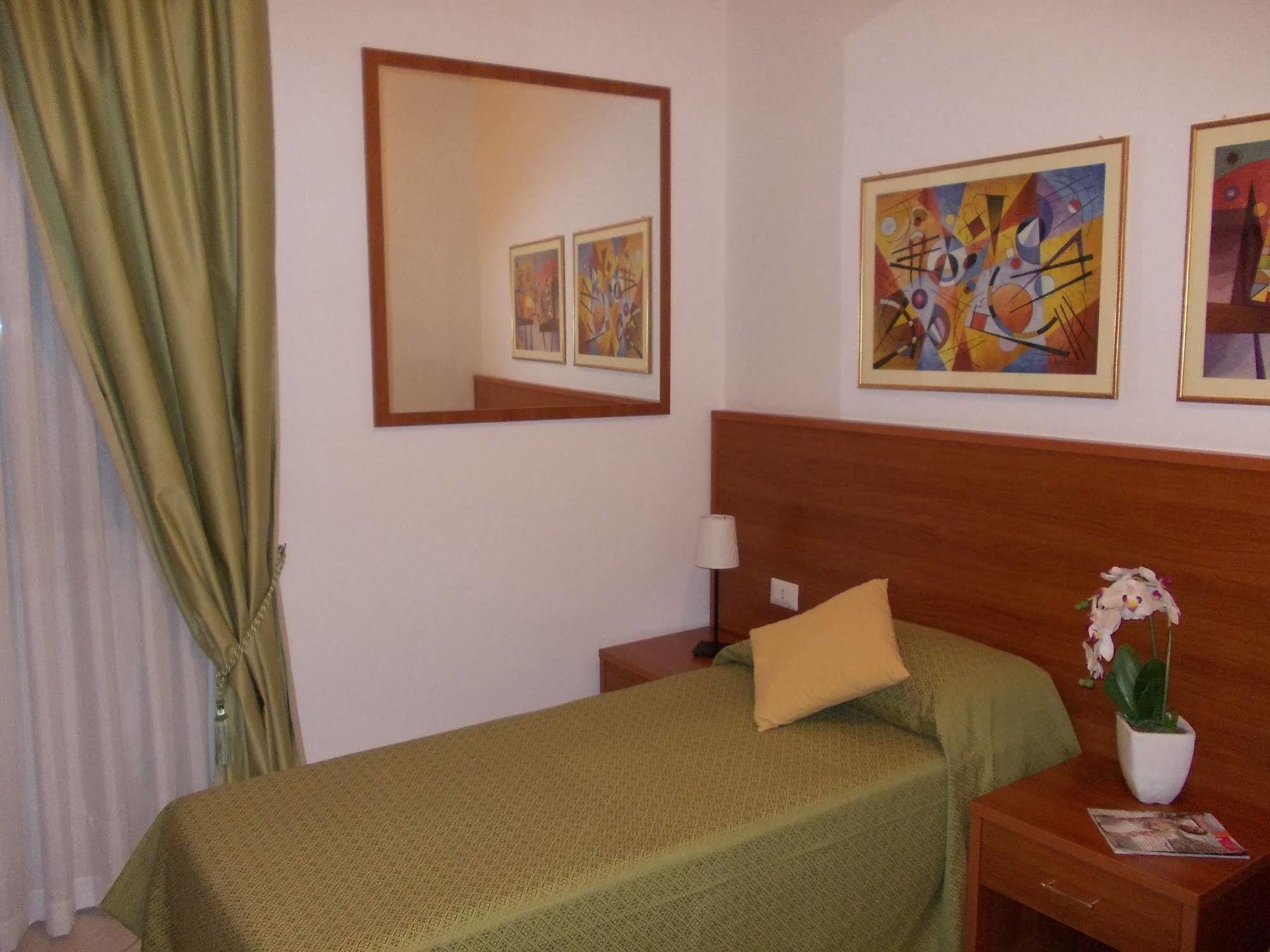 Hotel Solaria Роди Гарганико Екстериор снимка
