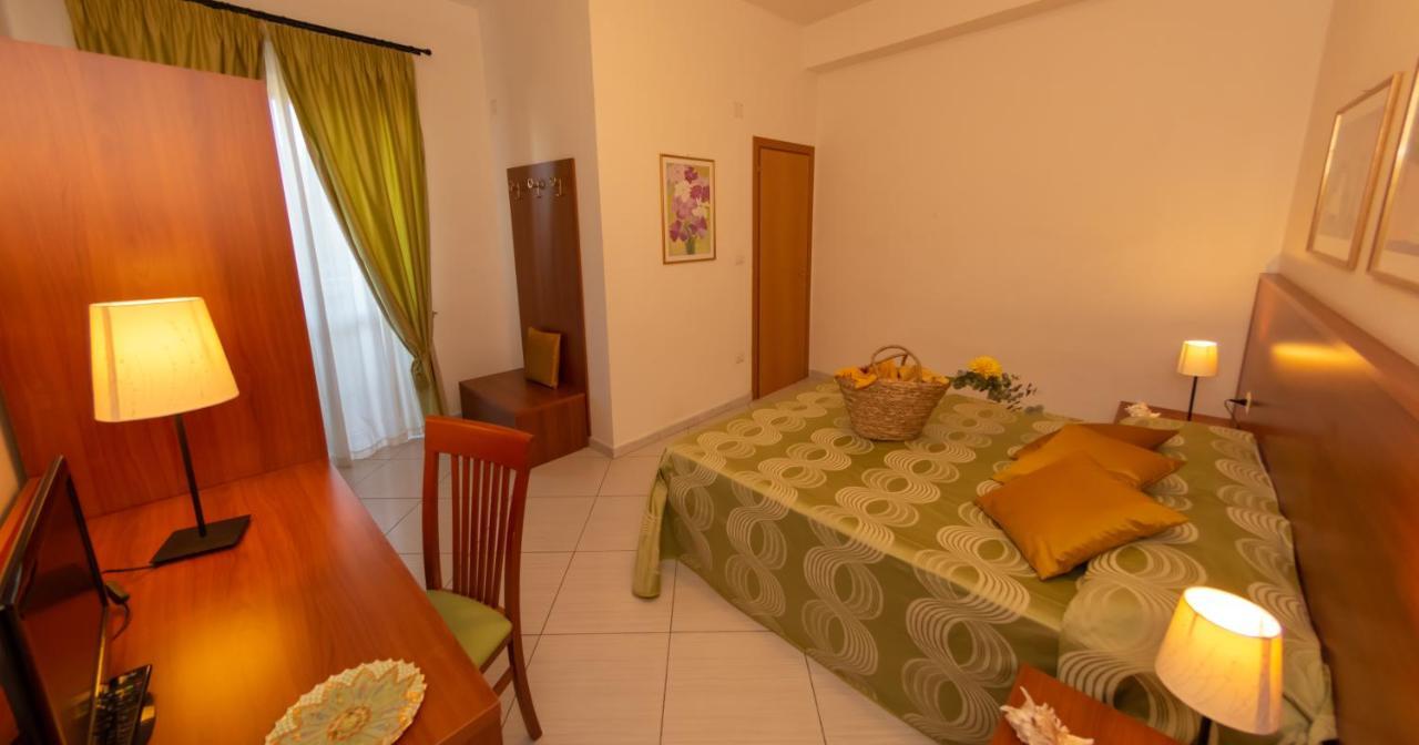 Hotel Solaria Роди Гарганико Екстериор снимка