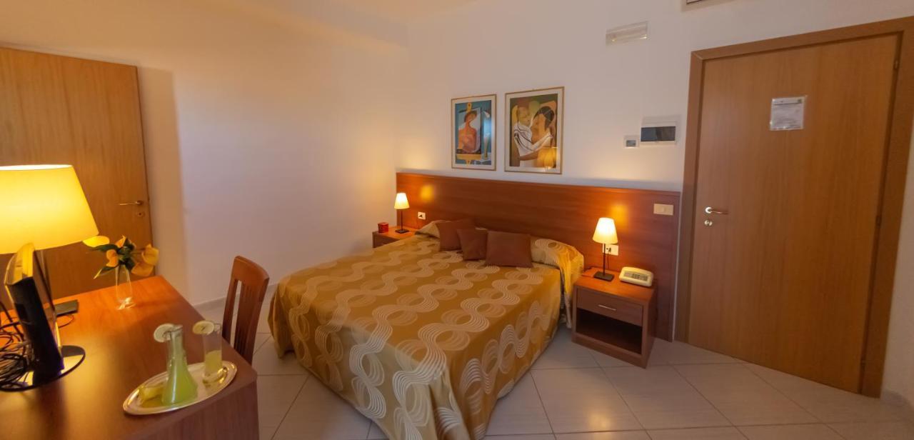 Hotel Solaria Роди Гарганико Екстериор снимка