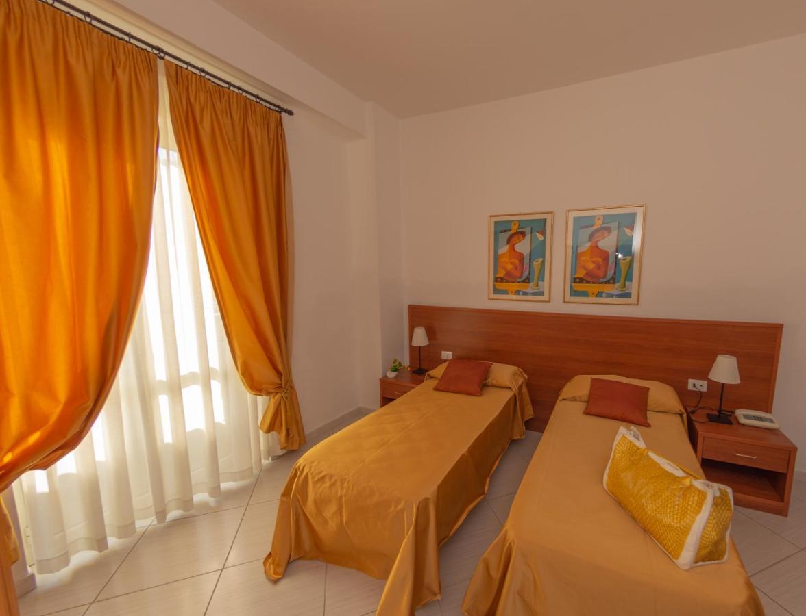 Hotel Solaria Роди Гарганико Екстериор снимка